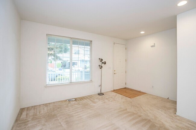 Building Photo - Spacious 4-Bedroom in Renton’s Serenity Ridge