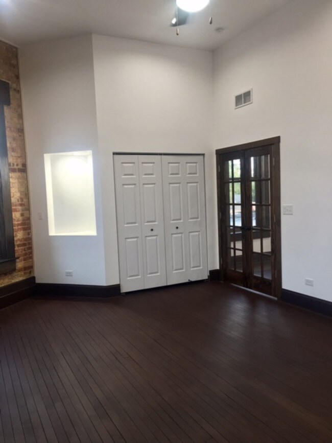 Foto del edificio - 313 E. Commercial