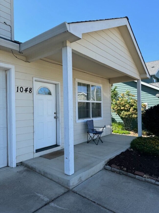 Building Photo - Two Story Townhome