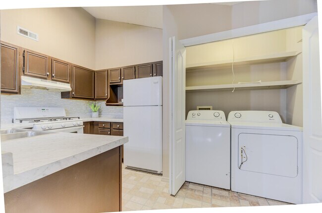 Building Photo - 4905 Glencairn Dr