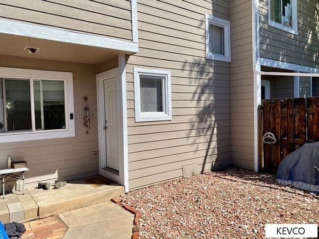 Building Photo - Great Townhome Near Horsetooth Resevoir!