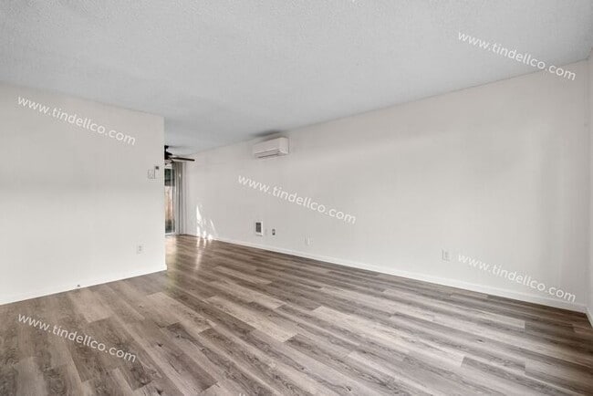 Building Photo - Renovated 2 bedroom townhouse in Piedmont