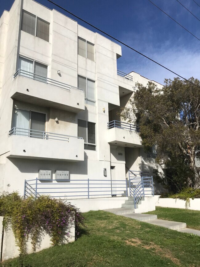 Building Photo - 6715 W 86th Pl