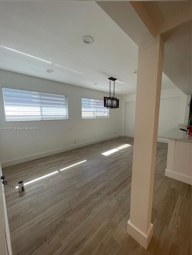 Foto del edificio - 1020 NW 24th Ct
