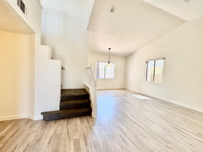 Foto del edificio - Spacious 4BD/3BA NLV Home with Downstairs ...