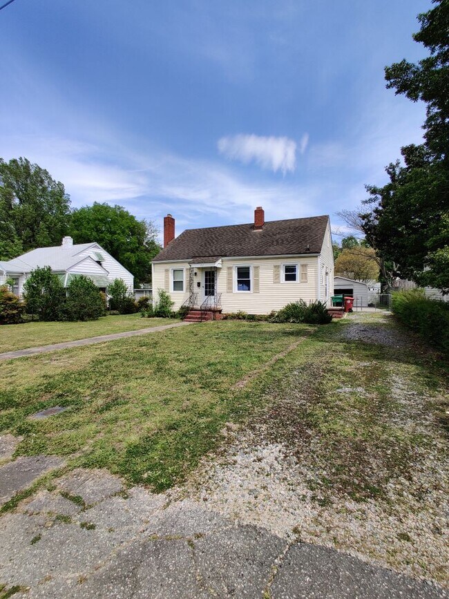 Building Photo - 2 bedroom home with a garage