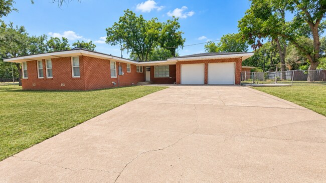 Foto del edificio - 2400 Hampstead Ln