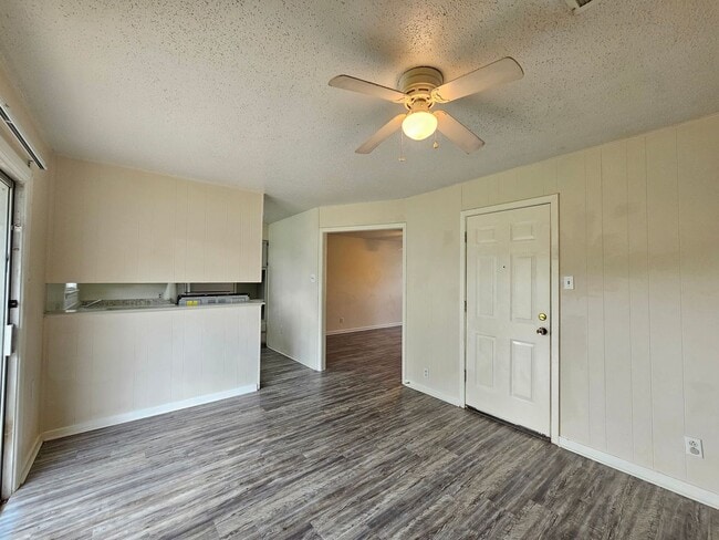 Building Photo - RENT SPECIAL WITH IMMEDIATE MOVE IN & AVAILABLE NOW!