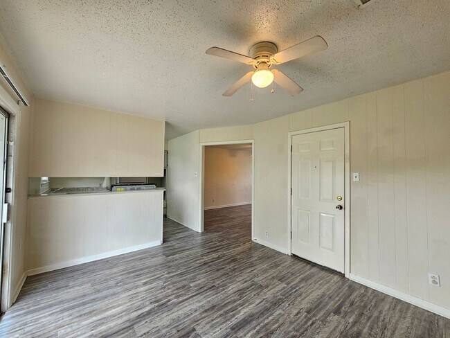 Foto del edificio - RENT SPECIAL WITH IMMEDIATE MOVE IN & AVAILABLE NOW!