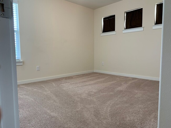 Building Photo - The Perfect Blend of Space & Location – 5 Beds Near Alliance