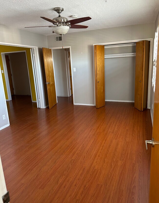 Foto del edificio - 5012 W 58th Pl