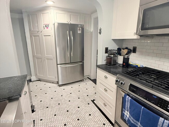 Building Photo - 623 Grant St