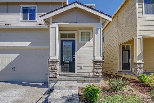 Building Photo - NEWER THREE BEDROOM IN ORCHARDS