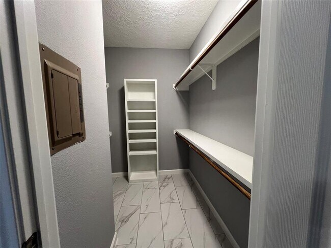 Building Photo - 3100 Walnut Bend Ln