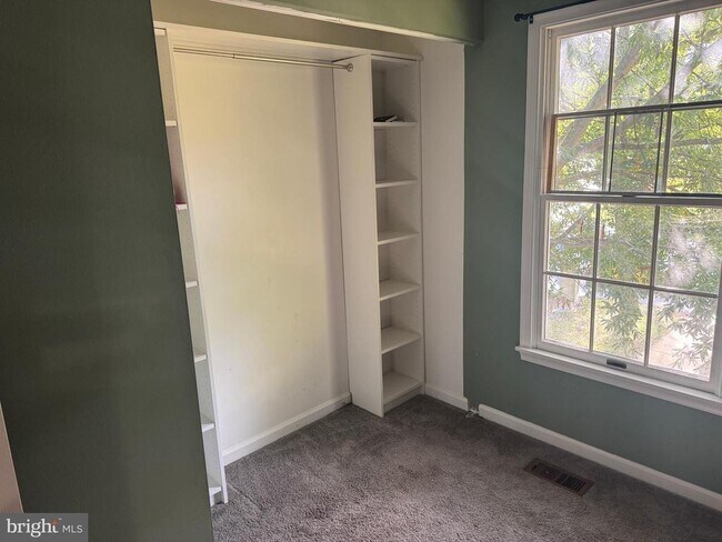 Foto del edificio - 100 Cypress Dr