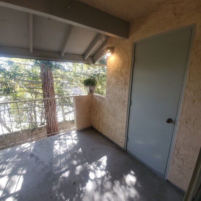 Building Photo - Top Floor Condo Available in Brook Meadow ...