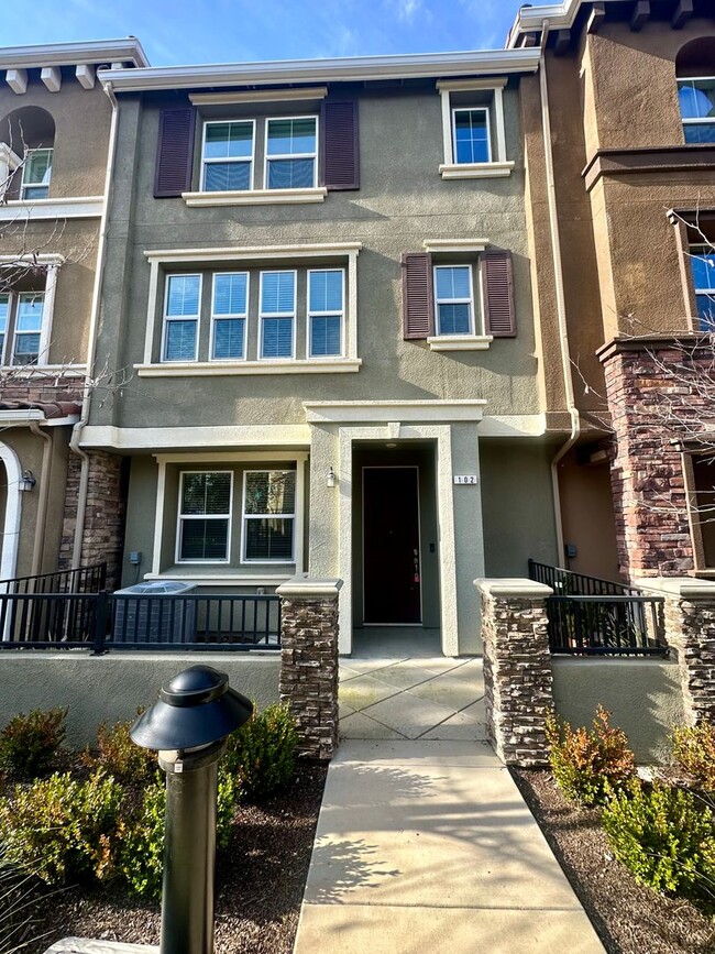 Building Photo - 102 Fanuncio Ln