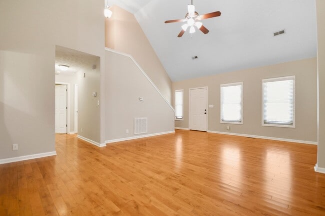 Building Photo - Pet Friendly Three Bedroom with Bonus!