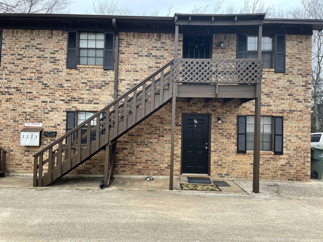 Down stairs apartment next to parking - 120 W California St