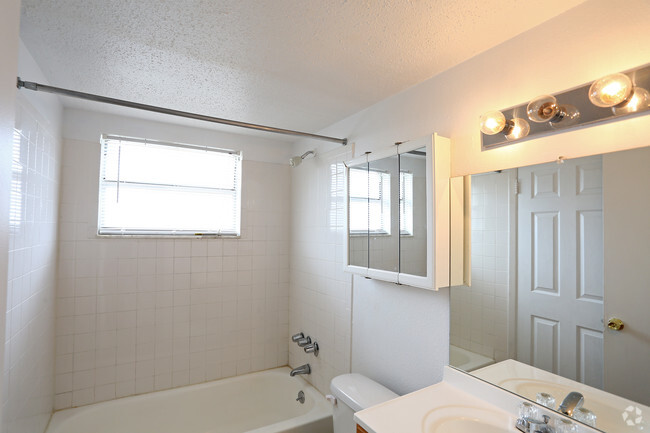 Baño - Bay Vista Apartments