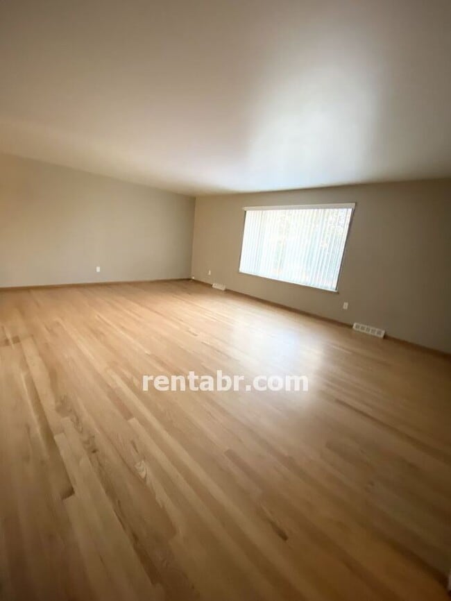 Building Photo - Spacious Duplex with Huge Garage, Hardwood...