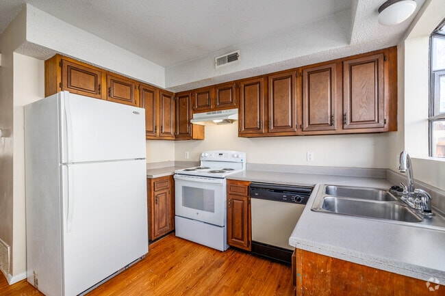 2BR, 1.5BA - 900SF - Kitchen - Gazebo Apartments