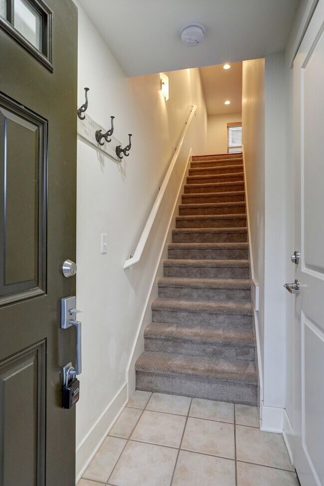 Foto del edificio - Elegant 2 Bedroom/1 Bath Town Home in Perfect Shoreline Location!