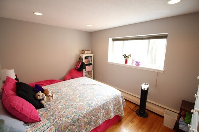 Foto del edificio - 2 BED WITH PARKING AND LAUNDRY IN UNIT ON THE ALLSTON/BRIGHTON/BROOKLINE LINE