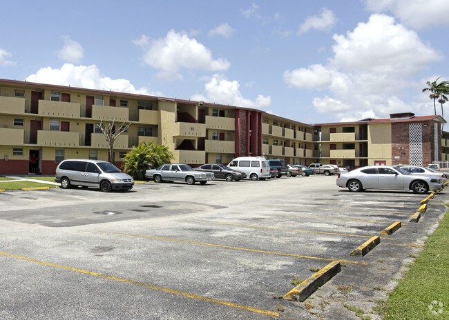 Building Photo - Lakeshore Presidential