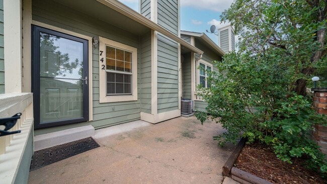 Building Photo - 2 Bedroom Rancher Townhome in Country Club...