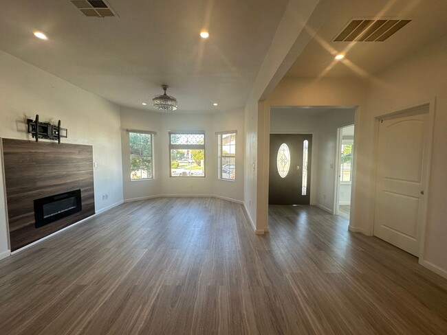 Photo - 1606 E San Fernando St House