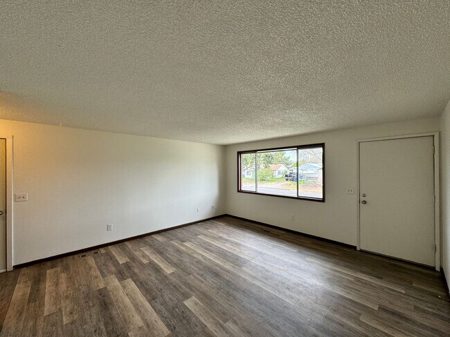 Building Photo - Spacious Split-Level 3 bed, 1 Bath Duplex ...