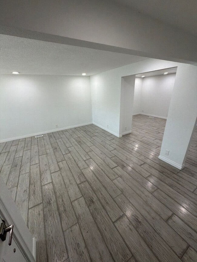 Building Photo - 1085 Saville Ave