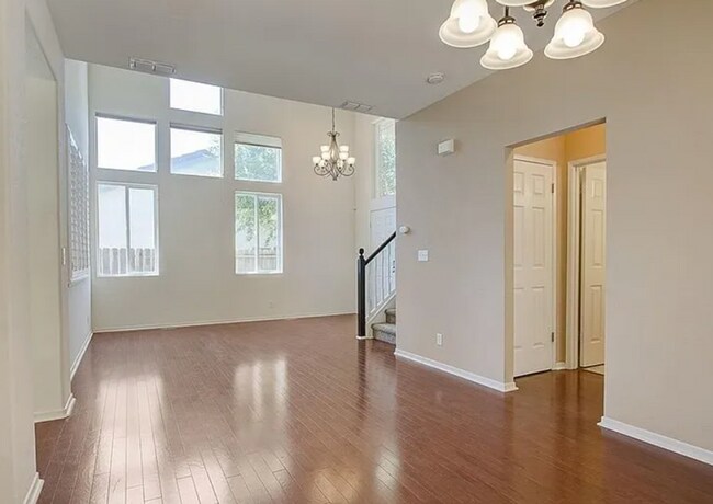 Foto del edificio - Spectacular FOLSOM 4/3 - Waiting For You!  Please Read Entire Ad For Viewings!