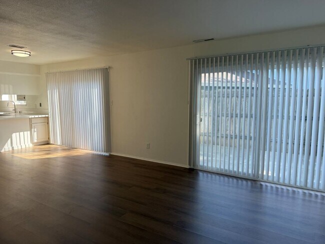Foto del edificio - Updated Knollwood Condo with Community Pool