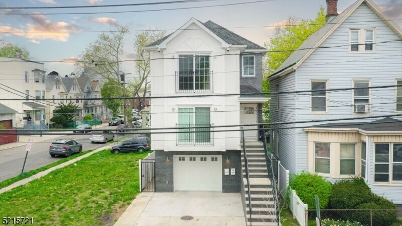Primary Photo - 172 Reid St