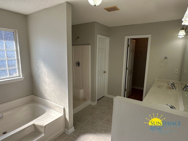 Building Photo - Beautiful 4 Bedroom Home in Navarre!