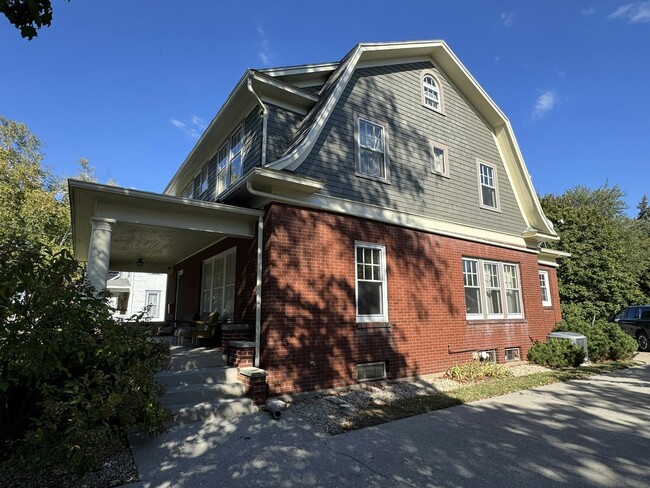 Building Photo - 808 Castalia St