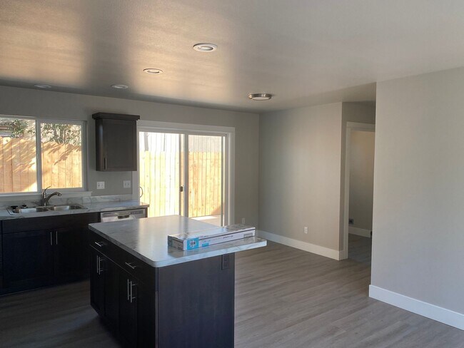 Foto del edificio - 3 Bedroom 2.5 Bath Townhouse!