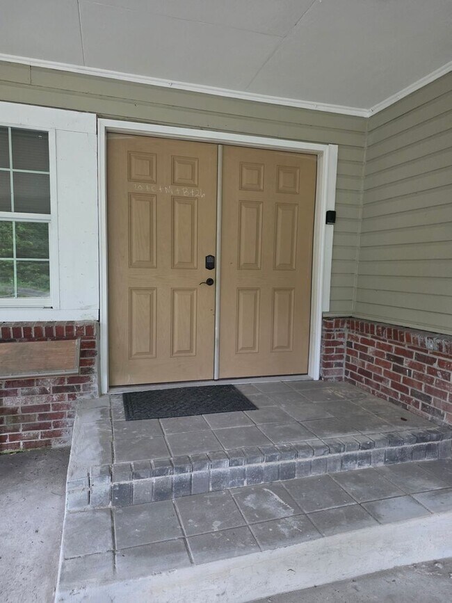 Building Photo - 4 Bedroom 2 bath