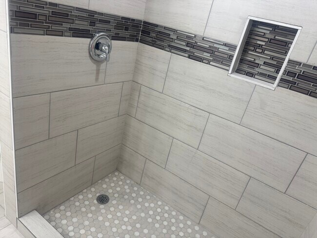 Ducha a ras de suelo recientemente remodelada - 534 Radiance Ave