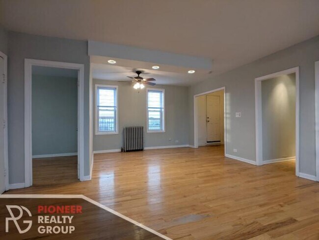 Building Photo - 2 bedroom in CHICAGO IL 60657