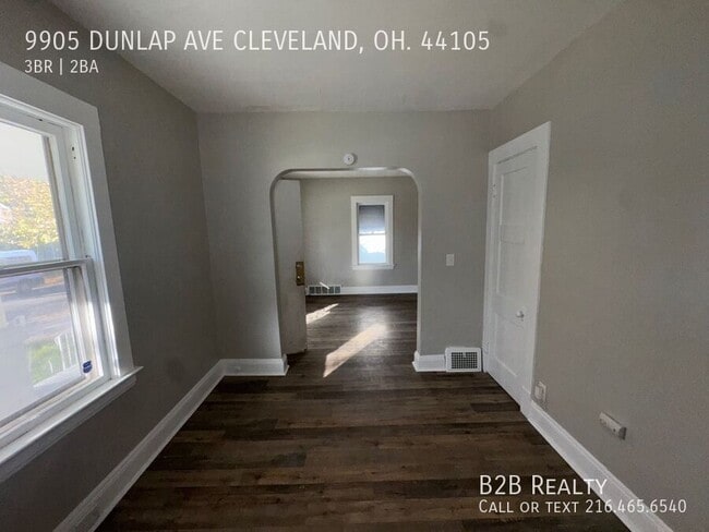 Foto del edificio - 9905 Dunlap Ave