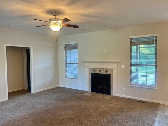Building Photo - Large Kokomo Home!