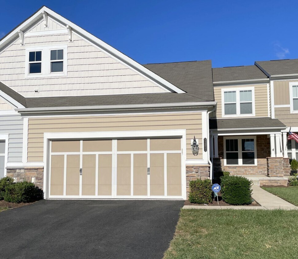 Primary Photo - Spectacular 4 Bed 3.5 Bath Townhouse In Br...