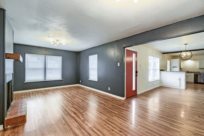 Foto del edificio - 8106 Windlake Dr