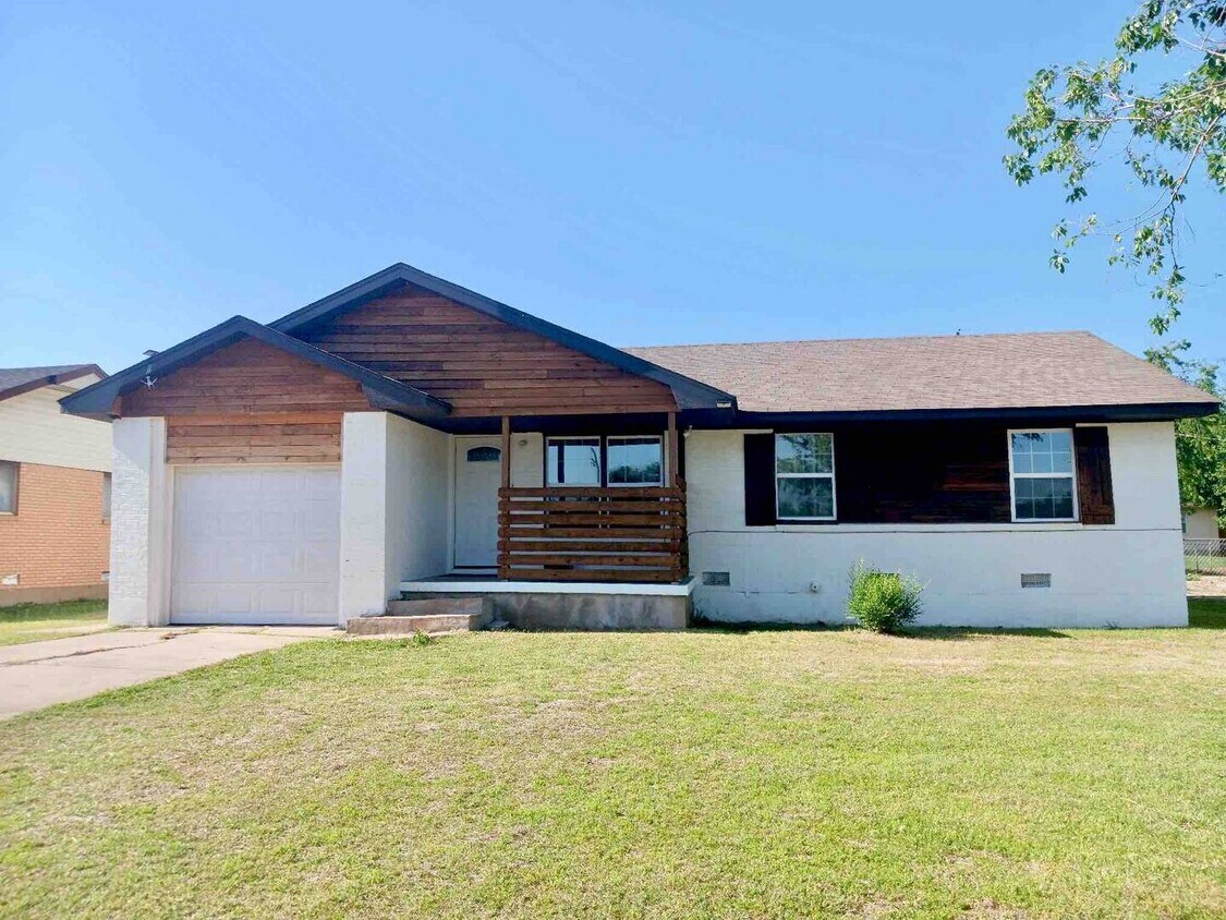 Primary Photo - 4521 NW Cheyenne Ave