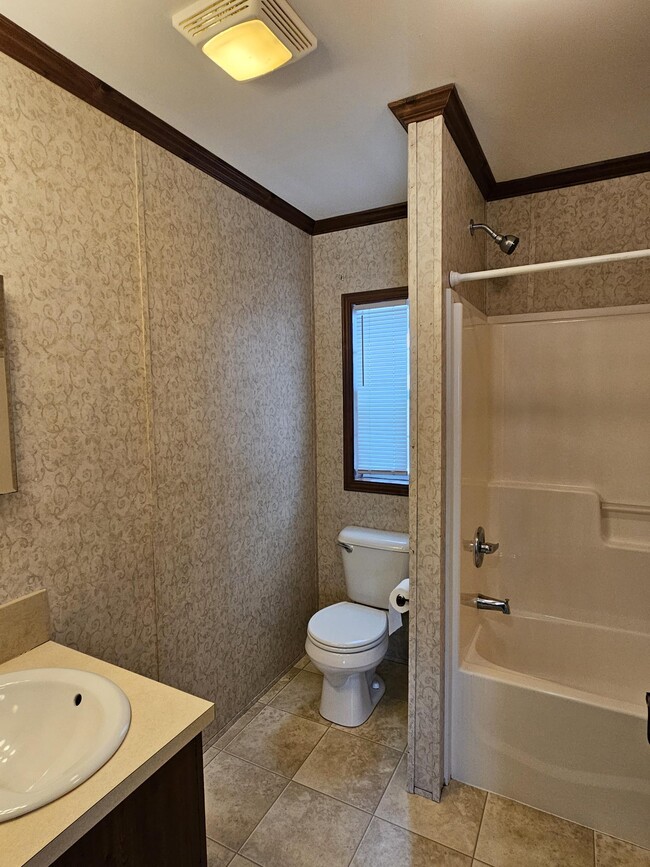 Building Photo - 419 Elmwood Cir