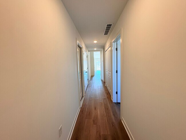Foto del edificio - Single Level 3 Bed, 2 Bath, 1 Car Garage Duplex in Northern Kansas City w/ the FIRST TWO MONTHS FREE