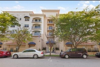 Building Photo - 118 Zamora Ave